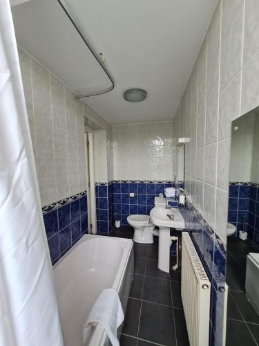 Ένα μπάνιο στο Number 10 Hotel