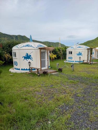 two luxury yurt camp sites in a field at 枋山六號 in Fangshan