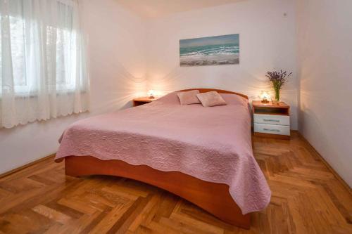 sypialnia z dużym łóżkiem i dwoma szafkami nocnymi w obiekcie Apartments in Stara Baska - Insel Krk 34433 w mieście Stara Baška