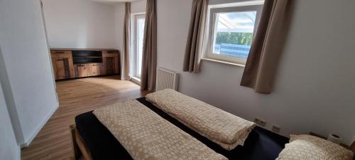 um quarto com uma cama e uma janela em FN Oak Bungalow em Friedrichshafen