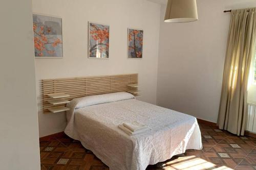 A bed or beds in a room at Casa rural Gómez de Hita