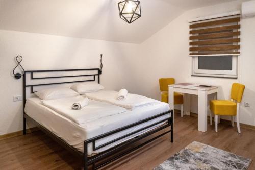 Postel nebo postele na pokoji v ubytování Heaven Premium apartments