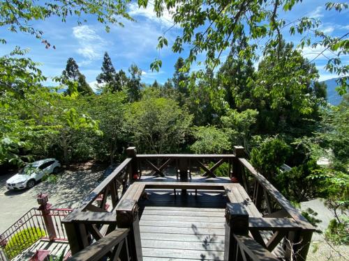 a wooden walkway with a pool of water at Qingjing Baiyun Resort in Renai