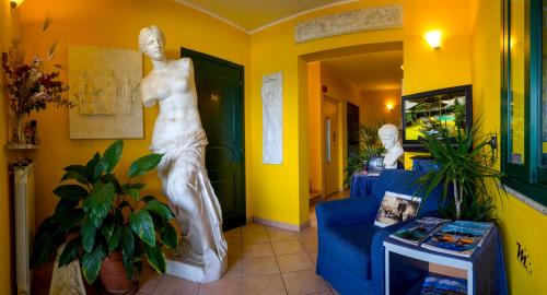 a living room with a statue of a woman at Hotel Motel Residence S in Front