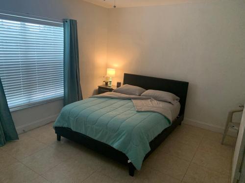 1 dormitorio con 1 cama grande y ventana en Miami guest suite by airport, en Miami