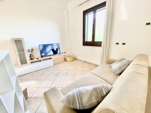 salon z kanapą i telewizorem w obiekcie ACasammare Apartment w mieście Marsala