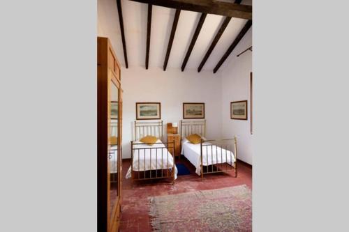 Un pat sau paturi într-o cameră la Casale Alessandra, villa storica della Maremma