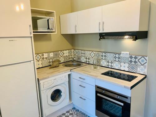cocina con lavadora, lavadora y secadora en Marseille 6ème Vauban élégant T3 6 couchages 2 chambres, en Marsella