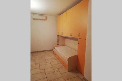 Cette petite chambre comprend un lit et des armoires. dans l'établissement Casa Mary, à Santo Stefano al Mare