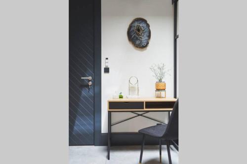a home office with a desk and a chair at No 7 Apartament Spa z sauna i jacuzzi in Nowy Targ