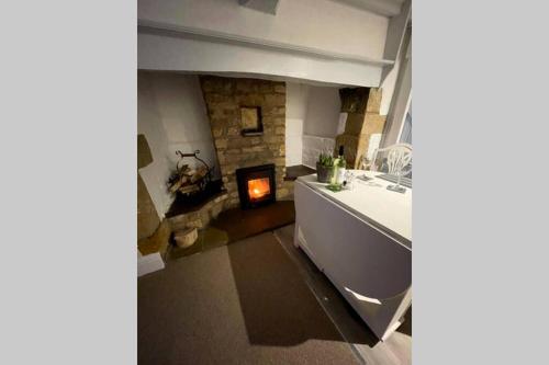 salon z kominkiem i piecem w obiekcie Cotswolds Cottage Ilmington with Wood Burning Stove & BBQ - pet friendly w mieście Chipping Campden