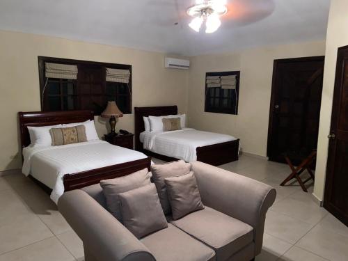 ein Wohnzimmer mit 2 Betten und einem Sofa in der Unterkunft Valle Escondido Wellness Resort in Boquete