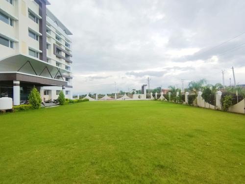 Κήπος έξω από το The Sky Imperial- Hotel Gopal Darshan