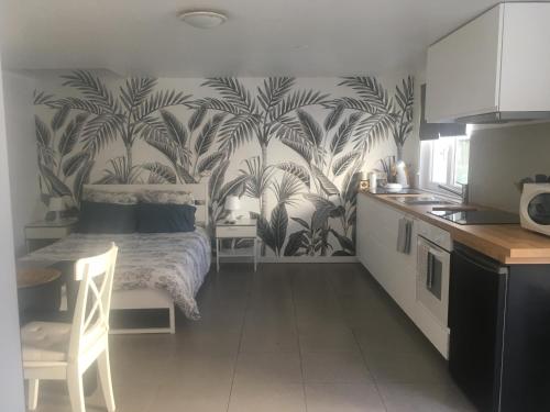 une cuisine et une chambre avec un lit dans une pièce dans l'établissement Lolita place, à Obernai