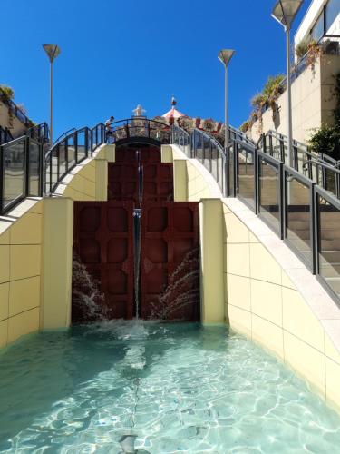 - un toboggan dans une piscine d'eau dans l'établissement Béziers T2 avec balcon à15 Km de la mer, à Béziers