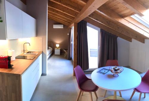 eine Küche und ein Esszimmer mit einem Tisch und Stühlen in der Unterkunft Sabbinirica House in Catania