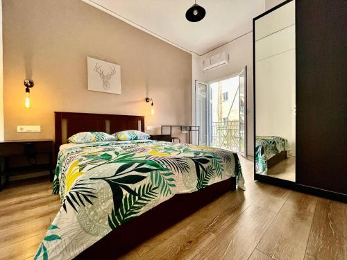 una camera con un letto e un grande specchio di B & B House Apartment ad Atene