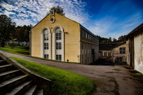 البناء الذي يحتوي الفندق