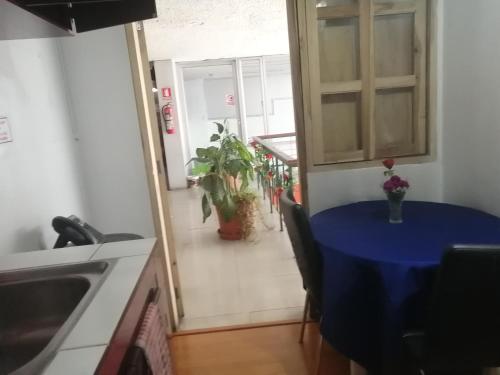 una cocina con mesa y mantel azul. en Escocie Quito Colonial, en Quito