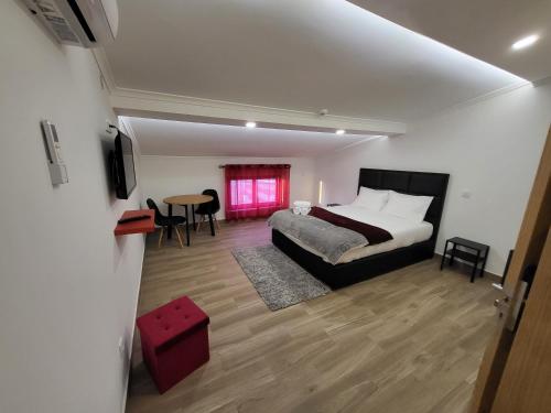 a bedroom with a bed and a table with chairs at Casa Borges in Charneca