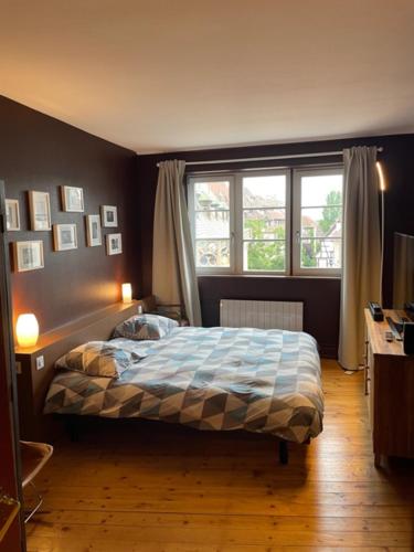 a bedroom with a bed and a window at Appartement Grenier à sel Gentleman in Colmar