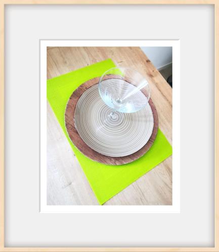 une pile d'assiettes blanches sur une table en bois dans l'établissement Studio neuf Paris La Défense Metro 15 Rueil - Suresnes - Mont Valerien, à Rueil-Malmaison