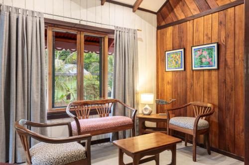 a room with two chairs and a table and a window at Kalawala in Puerto Viejo