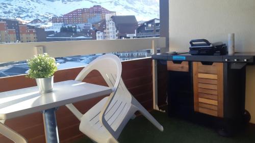 a desk and a white chair in a room with a window at Superb view+Swim Pool+Smart TV+Netflix+Projector in LʼHuez