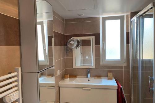 une salle de bain avec un lavabo et une douche dans l'établissement Escapade méditerranéenne, à La Seyne-sur-Mer