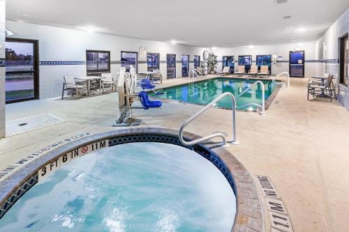 Holiday Inn Express Hotel & Suites Austin NE-Hutto, an IHG Hotel tesisinde veya buraya yakın yüzme havuzu