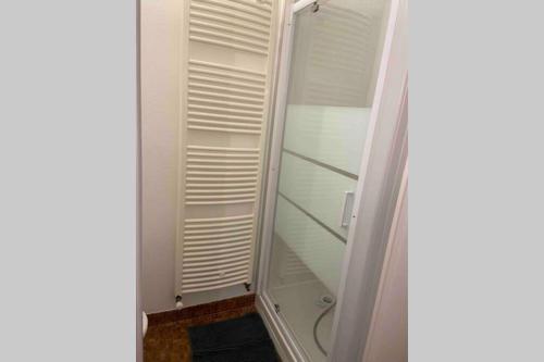 La salle de bains est pourvue d'une douche à l'italienne. dans l'établissement Appartement chaleureux au cœur d un village classé, à Villebois-Lavalette