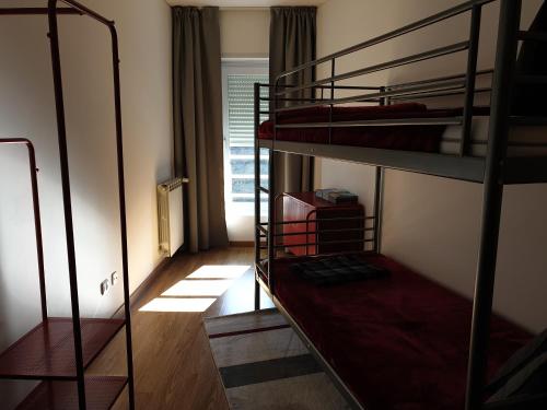 a room with two bunk beds and a window at Altavista Penthouse T2 in Covilhã
