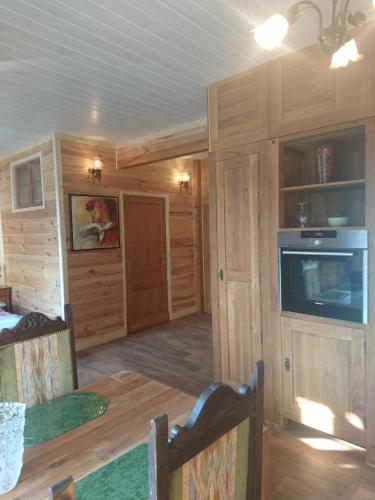 - un salon avec des boiseries et une télévision dans l'établissement Chouette, à Annecy