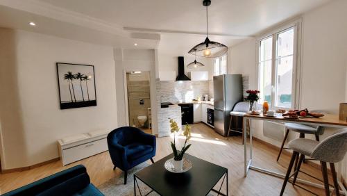 une cuisine et un salon avec une table et des chaises dans l'établissement Ze Perfect Place - Confortable appartement 2 CHB - Asc - Port - Garibaldi, à Nice
