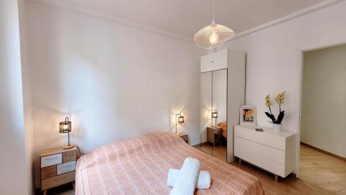 une chambre avec un lit, une commode et un miroir dans l'établissement Ze Perfect Place - Confortable appartement 2 CHB - Asc - Port - Garibaldi, à Nice