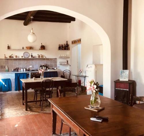 kuchnia i jadalnia ze stołem w pokoju w obiekcie La Villa di Minerva w mieście Agrigento