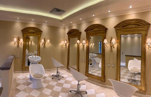 a salon with mirrors and sinks and white chairs at Villa Antigua in Tequisquiapan