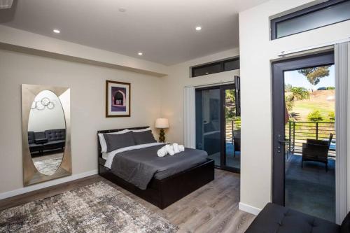 Katil atau katil-katil dalam bilik di 3 Floor TownHouse Next to Downtown Max 12 sleepers