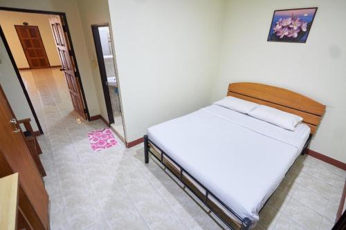 a bedroom with a bed in a room at Toon Guesthouse in Sukhothai