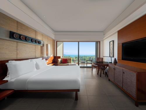 Телевизор и/или развлекательный центр в Pullman Oceanview Sanya Bay Resort & Spa