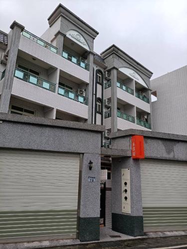 a building with two garage doors in front of it at Heye Homestay Guoguang Branch A2571 B2572 in Ruisui