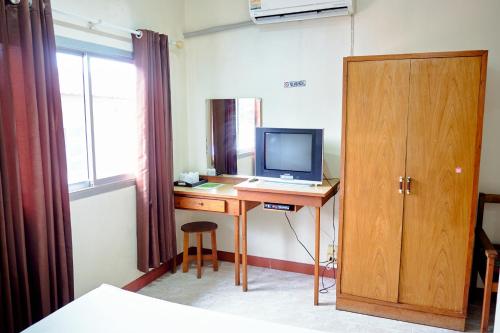 a room with a desk with a computer on it at Toon Guesthouse in Sukhothai
