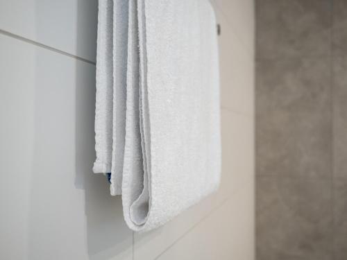 a towel hanging on a wall in a bathroom at Links Lodge at The Dunes in Rye