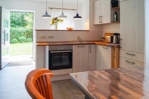 a kitchen with a table and a counter top at Ferien unnern Appelboom (80m2 Wohnung mit großem Garten) in Groß Kordshagen