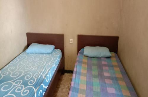 Tempat tidur dalam kamar di OYO 90627 Hotel Mutiara