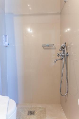 a bathroom with a shower and a toilet at Villa Nostalgia Lentas No1 in Léntas