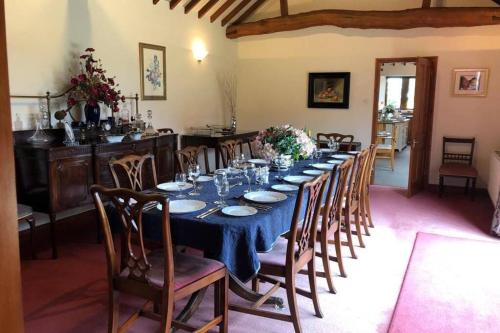 Um restaurante ou outro lugar para comer em WOW Lodge Farm Broads Barn sleeps 12 Hot tub Private Courtyard Special family celebrations Elegant dining Close to Norwich Great for Team Building