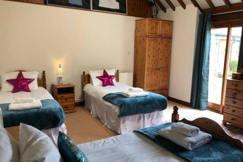 Gallery image of WOW Lodge Farm Broads Barn sleeps 12 Hot tub Private Courtyard Special family celebrations Elegant dining Close to Norwich Great for Team Building in South Walsham