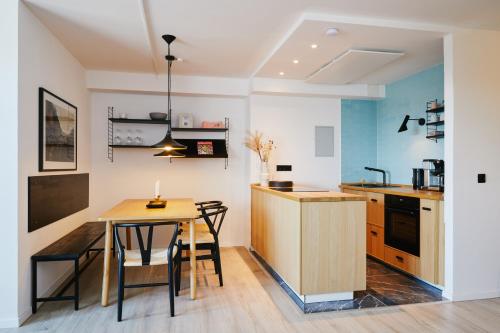 a kitchen and dining room with a table and chairs at Welcome in - Ferienwohnung 'Buena Vista' mit Dachterrasse und Abstellraum, in der Nähe der Pisten in Winterberg