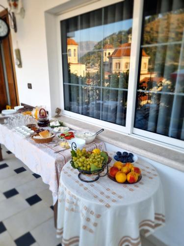 Comida en o cerca de este hotel